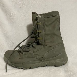 NIKE MEN'S DESERT KHAKI COMBAT